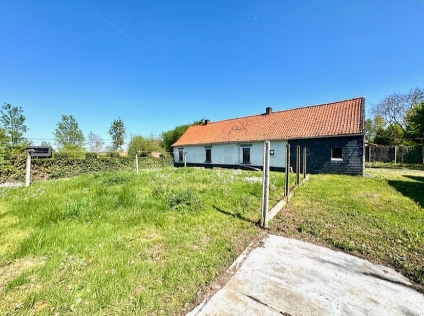 Via une allée privée on retrouve cette maison à rénover avec dépendances sur un beau terrain de 4.984 m²; avec une superficie habitable de 246 m²&amp;nbsp