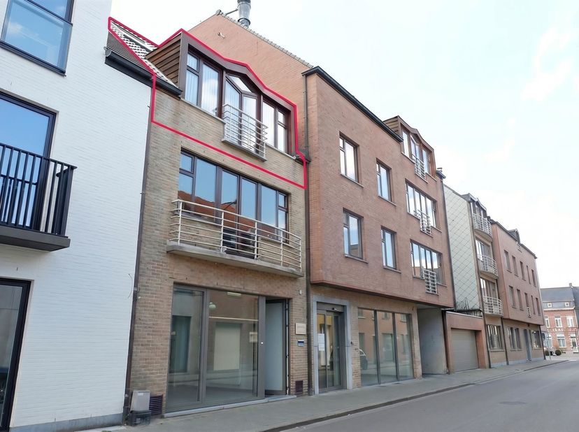 Duplex-appartement met 2 terrassen in centrum Kuurne<br />
<br />
Ben je op zoek naar een ruim, lichtrijk en uitstekend gelegen appartement? Deze pr