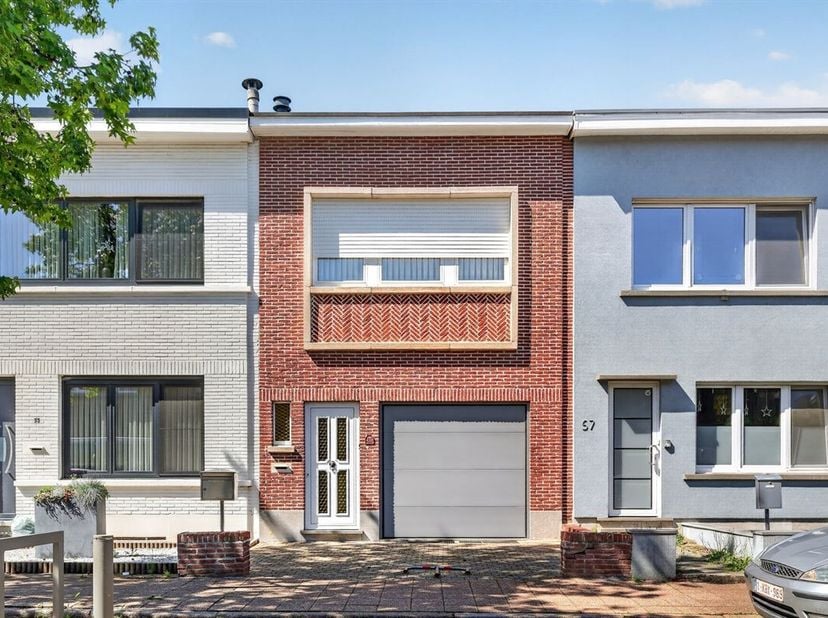 In de Mattheus Corvensstraat, een rustige straat in een bruisende wijk in Deurne, vinden we deze charmante woning te koop. Het groendomein Rivierenhof