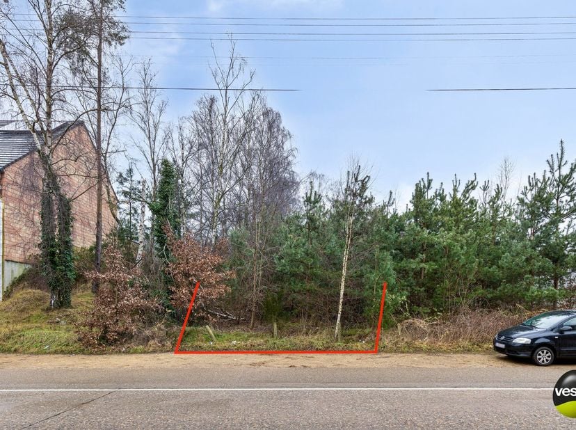 Deze bouwgrond voor een halfopen bebouwing bevindt zich aan de Oostereindestraat in Lummen, op een strategische locatie met vlotte verbindingen naar d