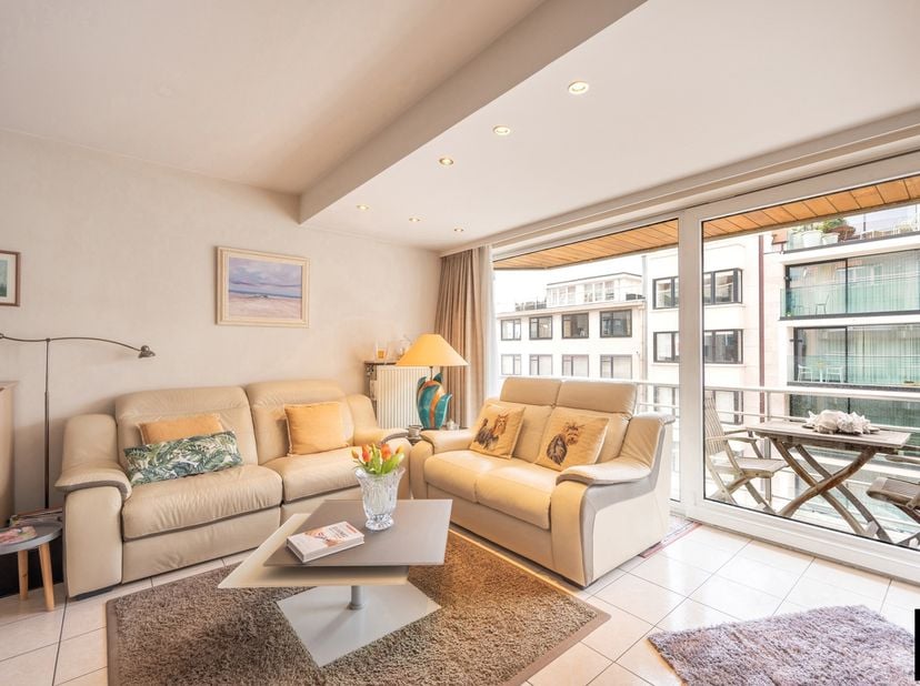 Appartement op een aantrekkelijke ligging met een zuidwestgericht terras aan de voorzijde en aan de achterzijde . <br />
De brede leefruimte met open