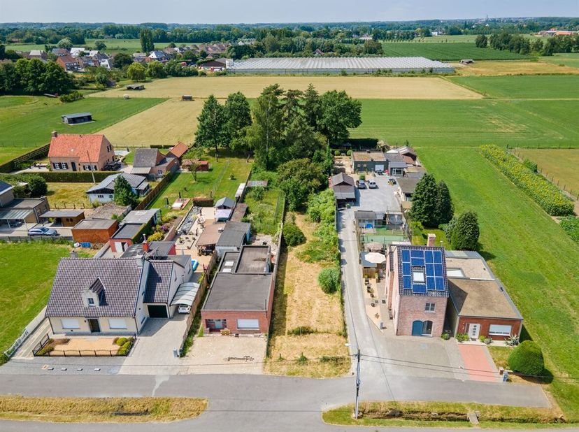 Op een uitstekende locatie in Berlaar bevindt zich deze bouwgrond voor een halfopen bebouwing. Dankzij de centrale ligging bevinden scholen, winkels e