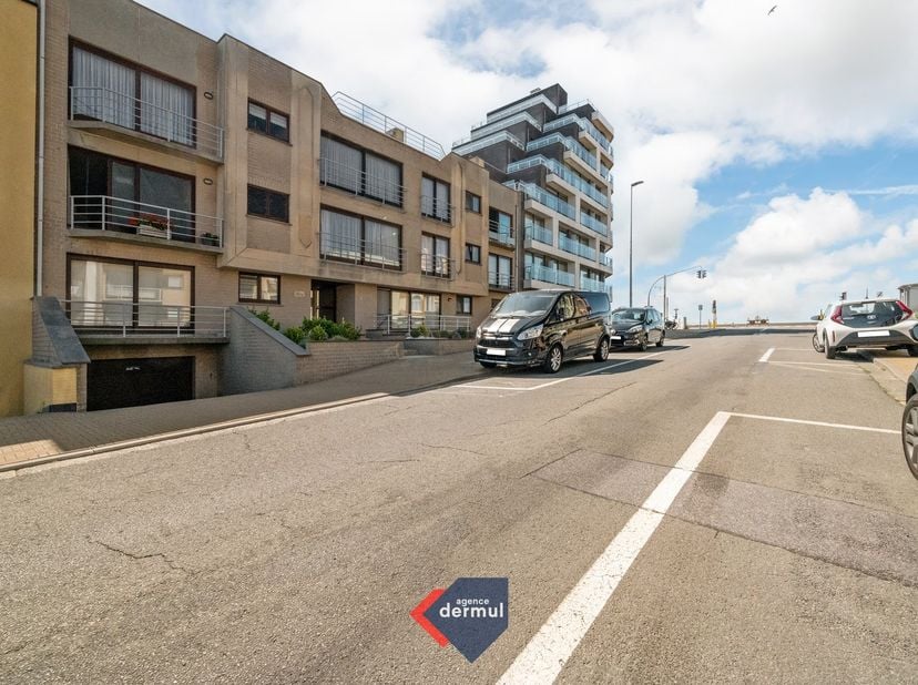 Cet appartement d'une chambre à rénover est situé au calme, à l'arrière d'une petite résidence, et bénéficie d'une orientation ensoleillée. À quelques