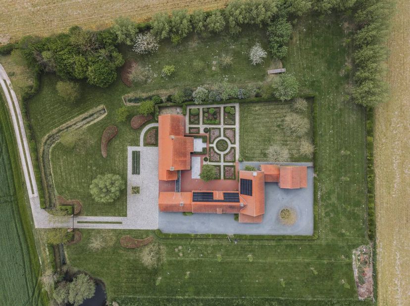 Uitzonderlijk landhuis te koop in Heuvelland. Deze magnifieke eigendom is idyllisch gelegen op 1 hectare tussen de de Vlaamse heuvels. De volledige ei