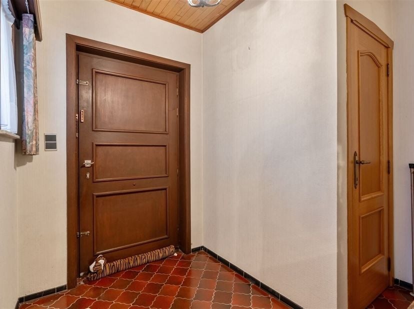 De woning beschikt over drie slaapkamers met een fijne lichtinval en praktische indeling. De leefruimte heeft een charmant houten balkenplafond en een