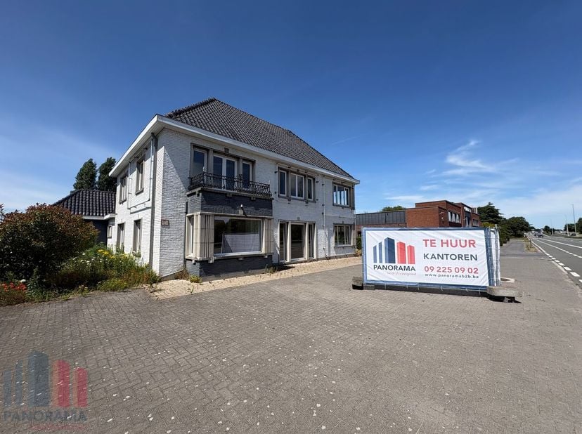 Gelegen aan de steenweg (N60) te Nazareth bevindt zich dit instapklaar kantoorgebouw. Dankzij de ligging langs deze belangrijke verbindingsweg geniet