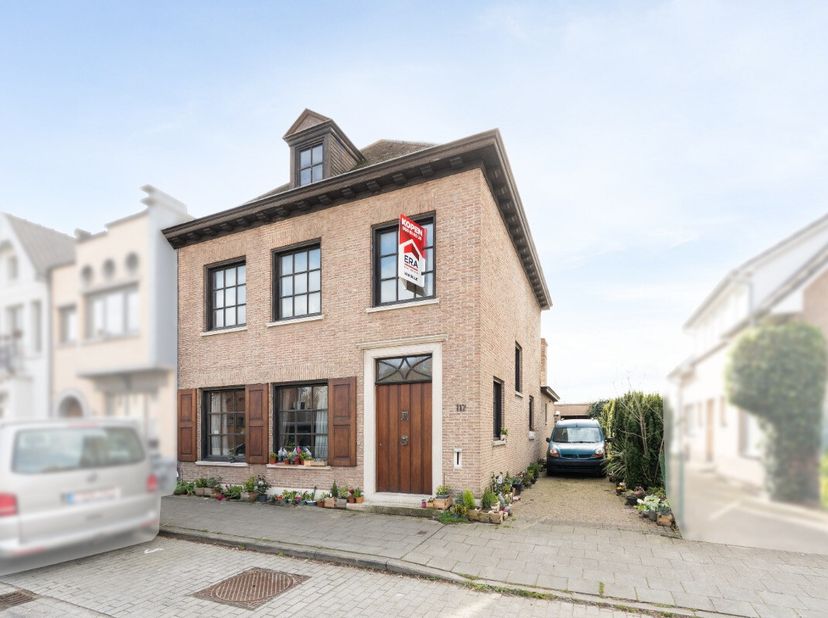 In de gegeerde Pastoriestraat in Sint-Andries bevindt zich deze bijzonder solide burgerwoning. U woont hier in een aangename straat met alle dagelijks