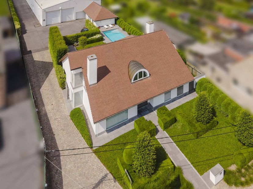 Polyvalent bedrijfsgebouw met luxueuze woning te koop te Lendelede op een totale grondoppervlakte van 3.704m². <br />
<br />
Bedrijfsgebouw bestaande
