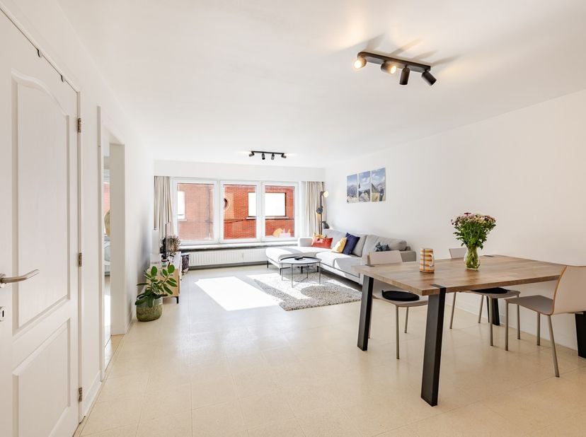 Op zoek naar een zorgeloos appartement op een uitstekende locatie? Dan is dit recent gerenoveerde en perfect instapklare appartement beslist een bezoe