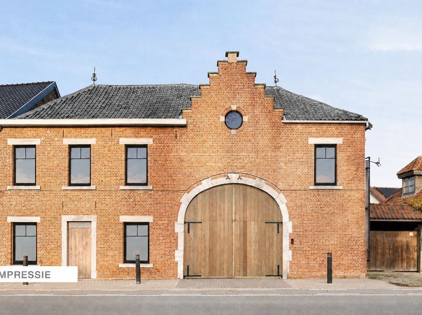In het hart van het gegeerde Wimmertingen, aan de Luikersteenweg 512, bevindt zich het uitzonderlijke en beschermde pand "Hoeve De Klok"  een uniek ge
