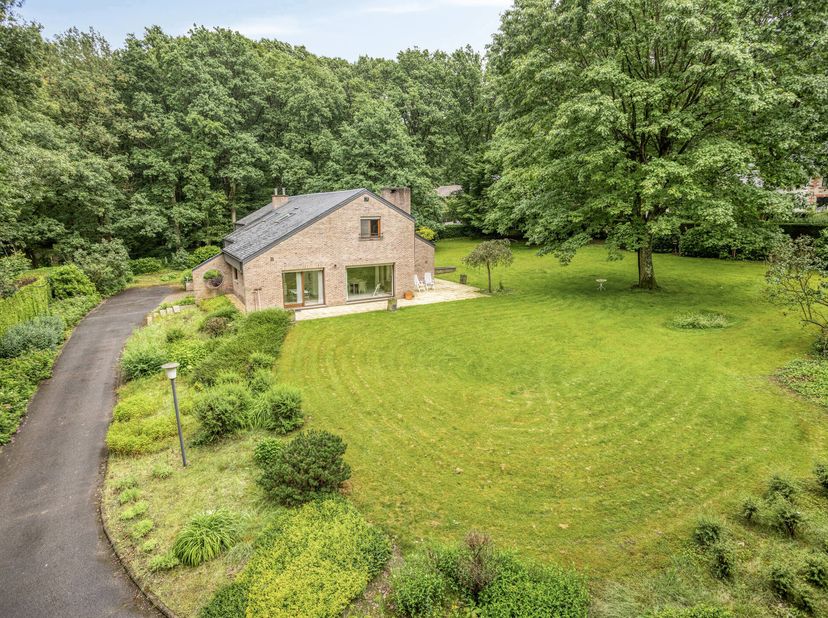 Verscholen achter een privatieve oprijlaan van ca. 80 meter bevindt deze ruime villa zich op een achterin gelegen perceel van maar liefst 37 are. De r