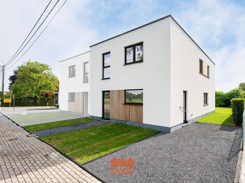 Deze moderne halfopen nieuwbouwwoning combineert hedendaags wooncomfort met een doordachte indeling en een energiezuinige afwerking. Bovendien komt de