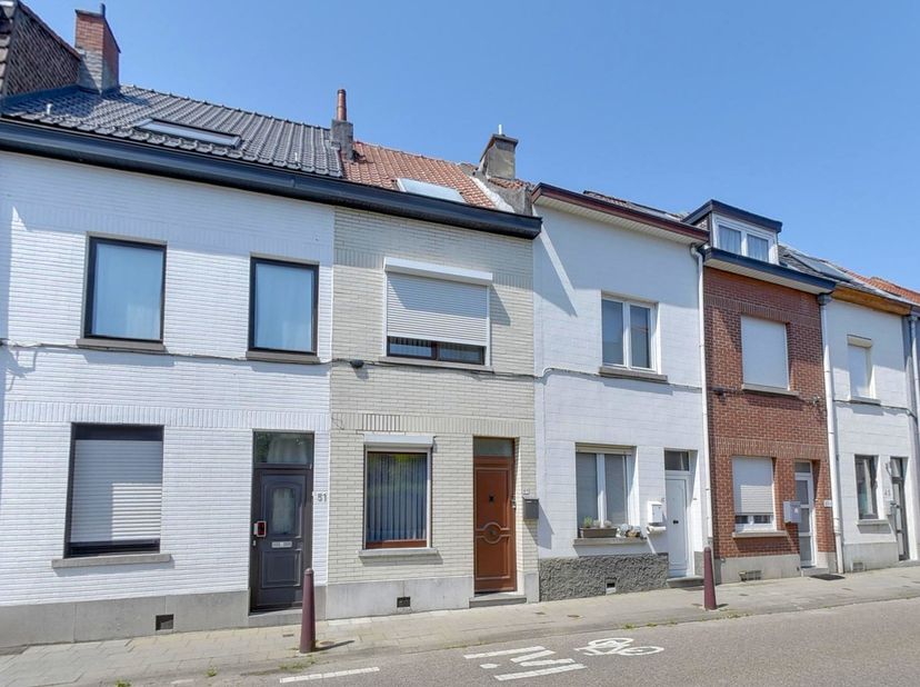 Située dans un quartier calme et avantageusement localisé, à proximité immédiate de Stokkel, cette charmante maison mitoyenne dispose d’un agréable pe