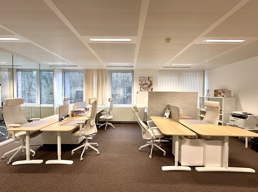 WATERLOO, Office Park – Spacieux bureaux d’une surface totale de ± 60 m², idéalement situés dans l'Office Park de Waterloo, dans un cadre verdoyant. L