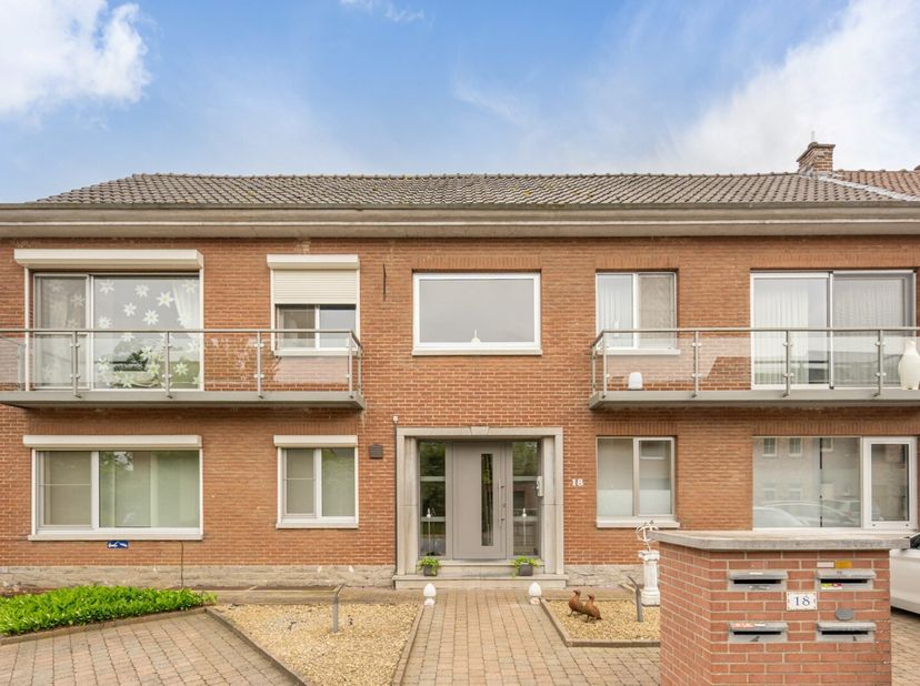 Dit gelijkvloers appartement is gelegen in een rustige woonstraat, op wandelafstand van de historische markt met gezellige horeca en restaurants, onts