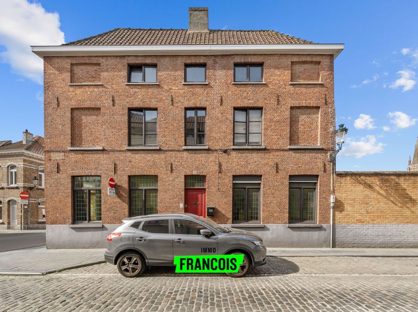 Cette charmante maison d'angle avec garage est située au cur de Bruges, dans un emplacement exceptionnel et facilement accessible. Toutes les commodit