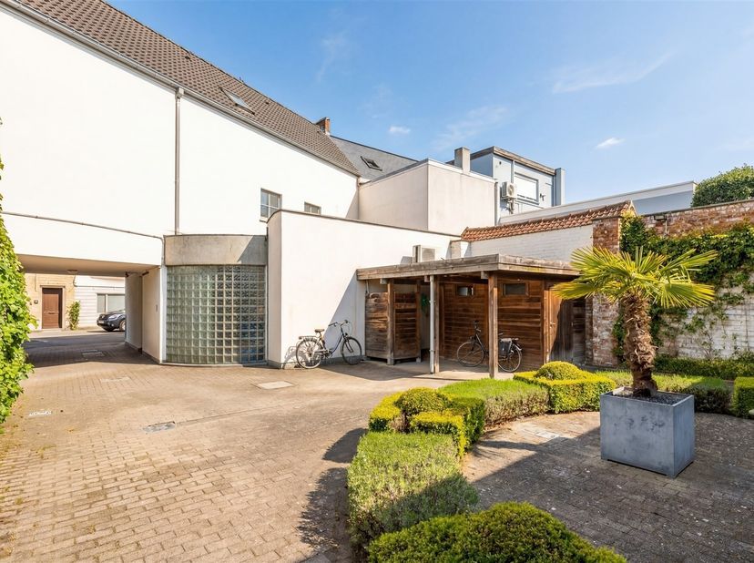 Welkom in de Jozef Buyssestraat te Wetteren, waar wonen en werken perfect gecombineerd kunnen worden. Deze veelzijdige eigendom biedt aan de straatzij