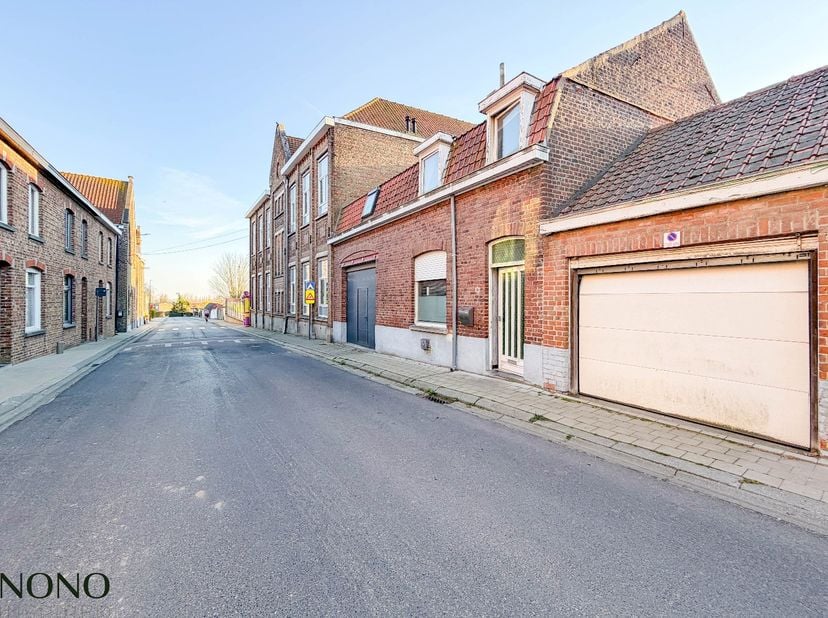 Betaalbaar wonen in het centrum van het pittoreske Mesen? Deze woning biedt een unieke kans voor wie op zoek is naar een betaalbare thuis op een topli