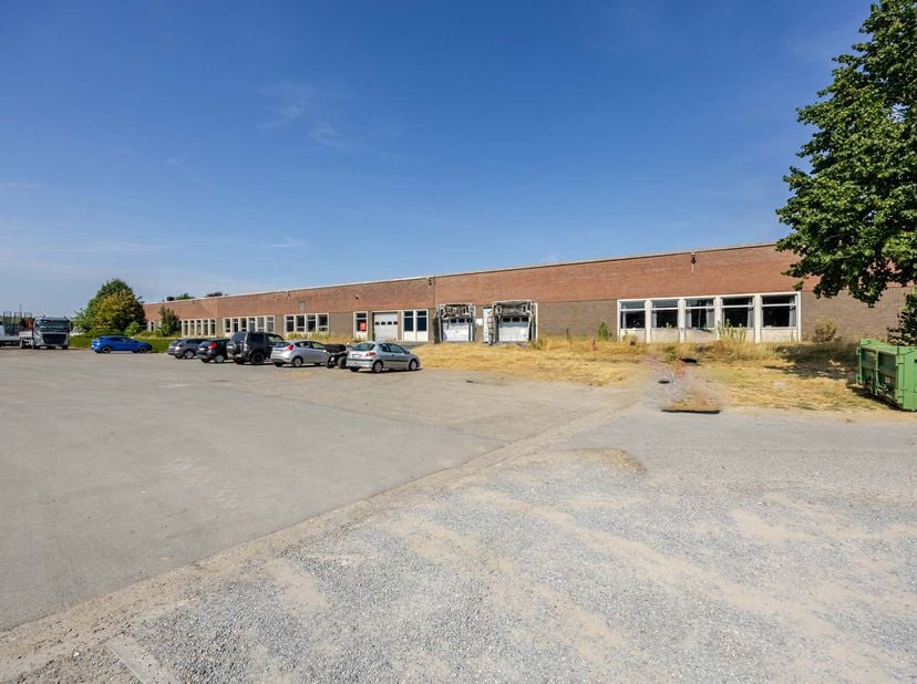 BÂTIMENT INDUSTRIEL À OVERHAEM - <br />
<br />
Un bâtiment industriel avec terrain et dépendances, situé Overhaamlaan 40 à 3700 Tongres-Borgloon, d’un