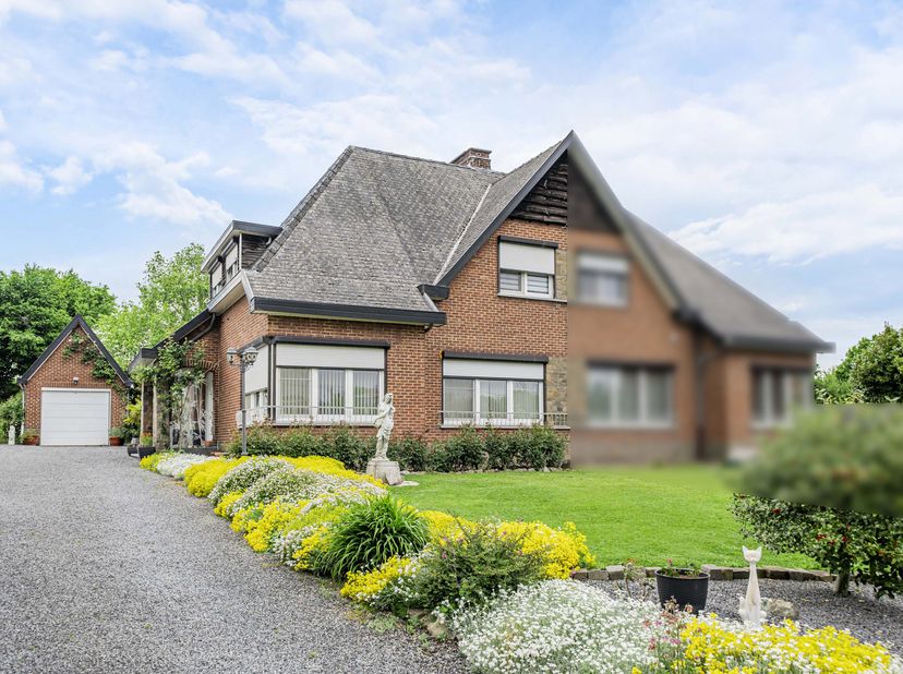 Devenez propriétaire de cette magnifique maison nichée sur un terrain de 2 773 m², aménagé avec un soin méticuleux pour garantir une intimité totale e