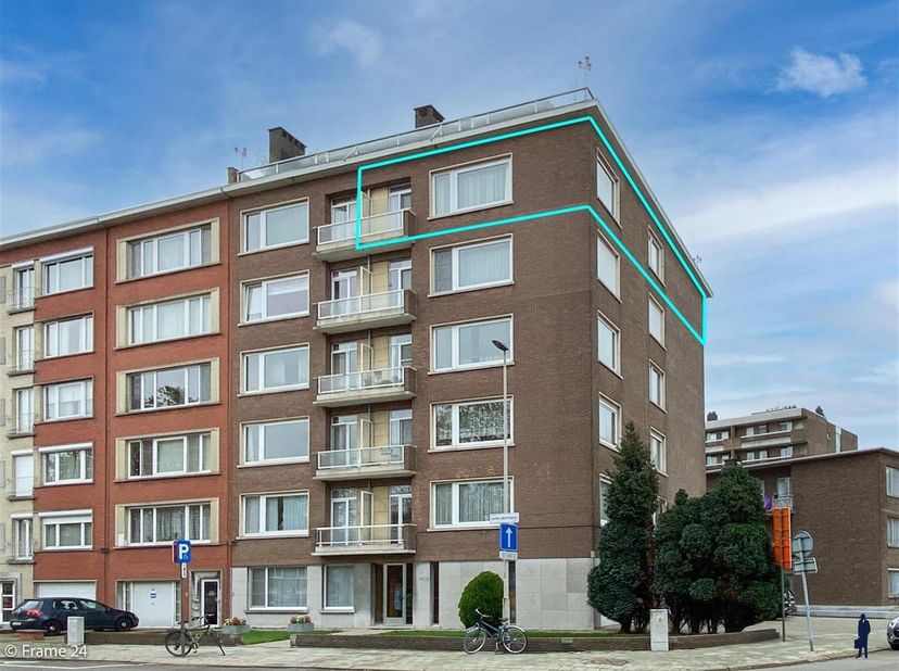 Zéér ruim appartement op een steenworp van het Valaarpark<br />
GA NAAR WWW.DEBOERENPARTNERS.BE OM RECHTSTREEKS UW ONLINE AFSPRAAK IN TE PLANNEN<br />