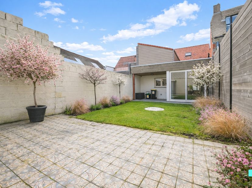 Ontdek deze instapklare en verrassend ruime gezinswoning, genietende van een bewoonbare oppervlakte van 228 m² (volgens EPC-attest) met 3 volwaardige