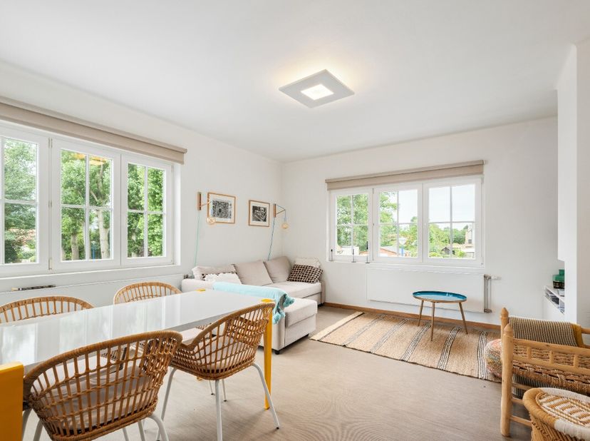 Instapklaar appartement met 2 slaapkamers in het hart van Sint-Idesbald Bent u op zoek naar een perfect afgewerkt appartement aan de Belgische kust? D