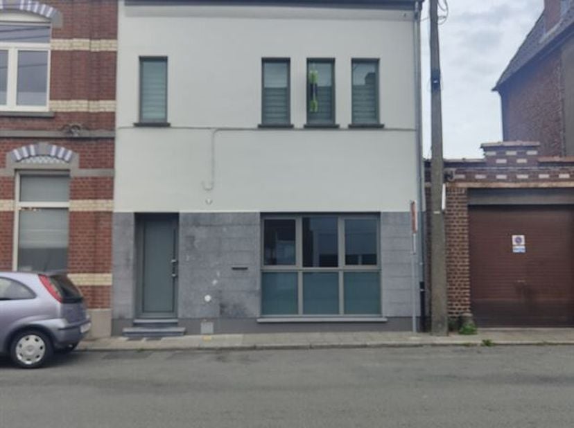 Henro-Immo vous propose cette agréable maison 3 chambres idéalement située dans le secteur prisé de Templeuve.<br />
Au rez-de-chaussée, vous découvri