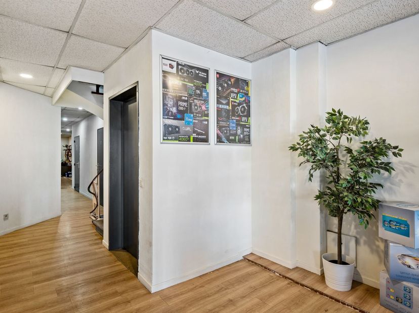 Unieke opportuniteit te koop!<br />
<br />
Ligging: <br />
<br />
We vinden dit gebouw met enorm veel potentieel op een absolute toplocatie te Ant