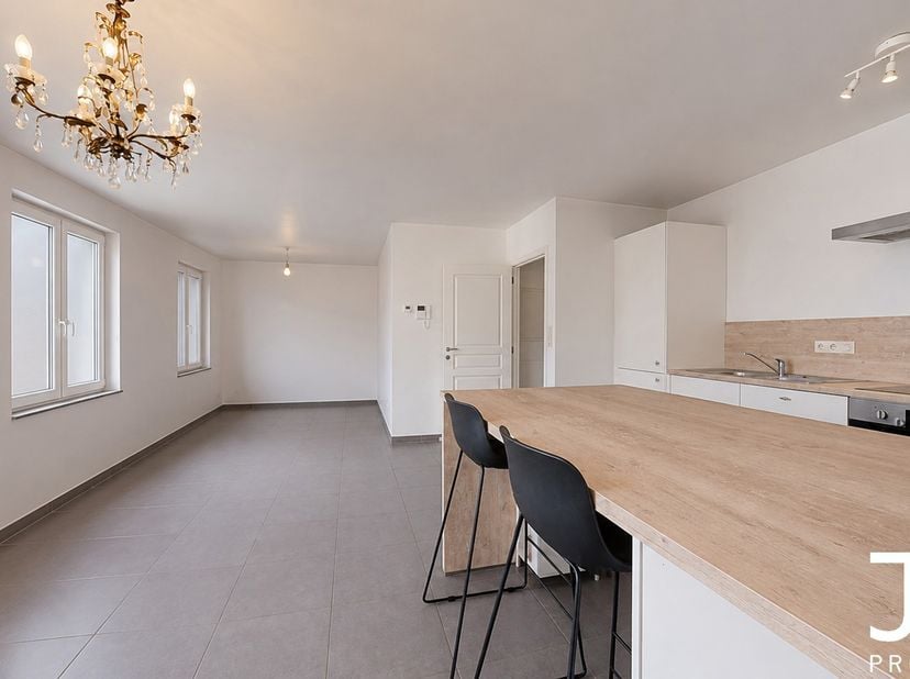 Idéalement situé au cœur de Perwez, magnifique duplex 4 chambres de 160 m², situé au 2ᵉ et dernier étage d'une petite copropriété.<br />
Le bien se co