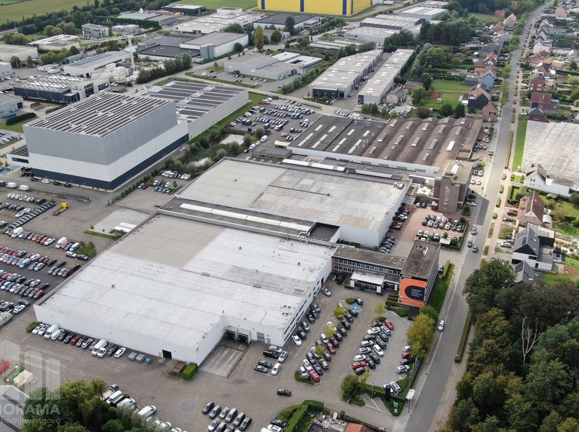 Bedrijfsgebouw met 11.730&amp;nbsp;m² magazijnruimte (buitenruimte en kantoren optioneel).<br />
Gelegen in Satenrozen, uitstekend bereikbaar via de E19,