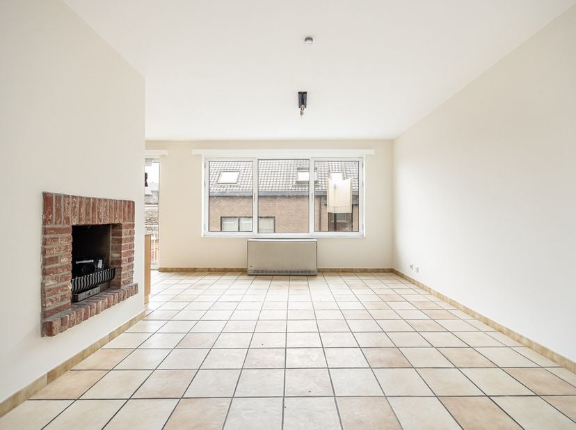 Appartement gelegen in het centrum van Lier.<br />
<br />
Indeling:&amp;nbsp;<br />
Hal: +/- 5 m², tegels.<br />
Living: +/- 21 m², tegels.<br />
Open ing