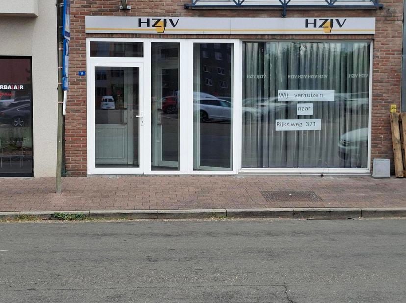 Goed gelegen handelspand van 83 m2 op een centrale locatie met tegenover een grote parking, het EUROPAPLEIN en aansluitend de commercieel handelscentr