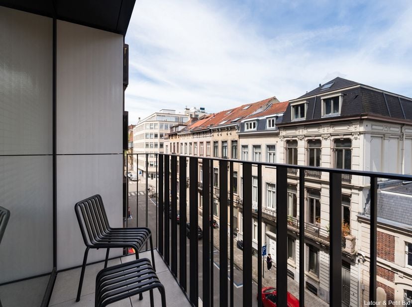 BRUSSEL – Op een uitstekende locatie nabij het Kasteleinsplein en de Louizalaan, lichtrijke NIEUWE studio (0 slpk/1 doucheruimte), gemeubeld of ongeme