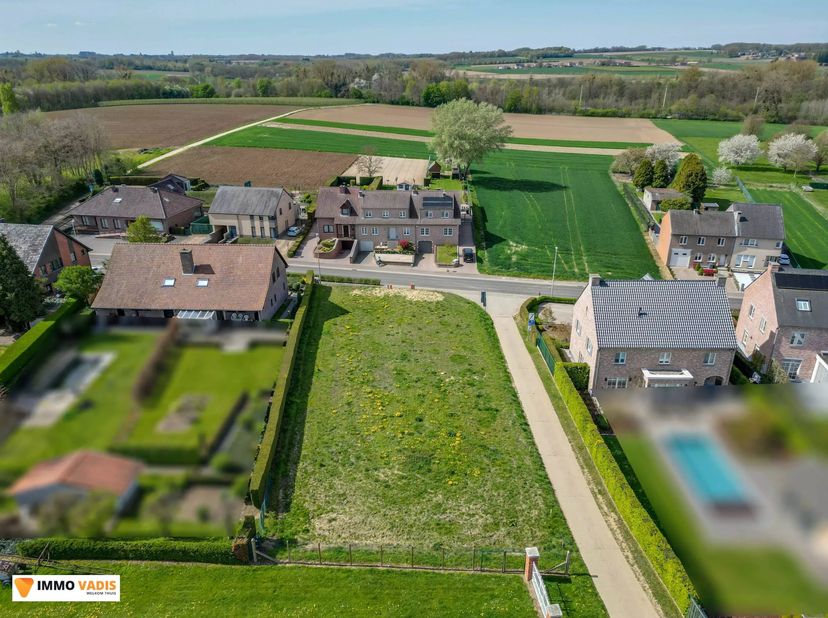 In de landelijke en gegeerde deelgemeente Rijkhoven bieden wij deze twee aantrekkelijke bouwgronden aan, rustig gelegen in de Bammestraat.<br />
De pe