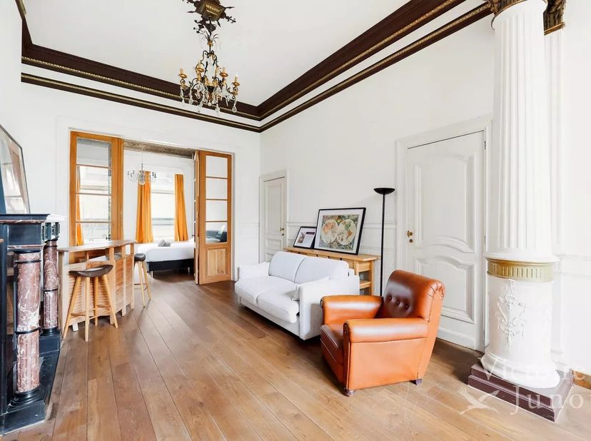 Victoire-Junot stelt voor een prachtig herenhuis uit 1906 van de hand van architect Adrien Ledoux, met +/- 444 m² bewoonbare oppervlakte (volgens EPC)