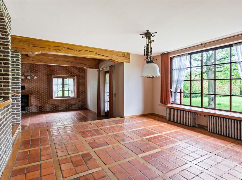 Unieke halfopen bebouwing in fermette stijl op ruim ingesloten perceel van bijna 2.200 m²!<br />
De woning is als volgt ingedeeld:<br />
Een zeer ruim