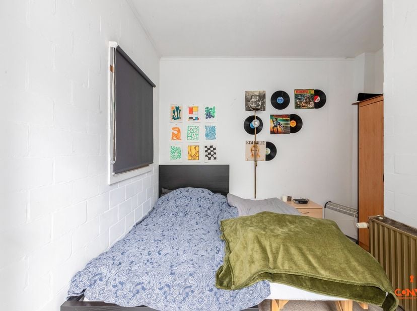 In de Elfjulistraat, vlak bij het centrum en de Gentse universiteiten, bevindt zich deze opbrengsteigendom bestaande uit één studio en vijf kamers. Di