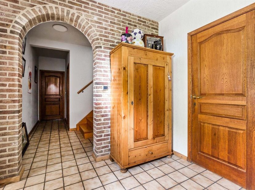 Ruime halfopen woning met 4 slaapkamers, garage en tuin in Riemst<br />
Op een gunstige locatie in de Maastrichterstraat 29 te Riemst bevindt zich dez