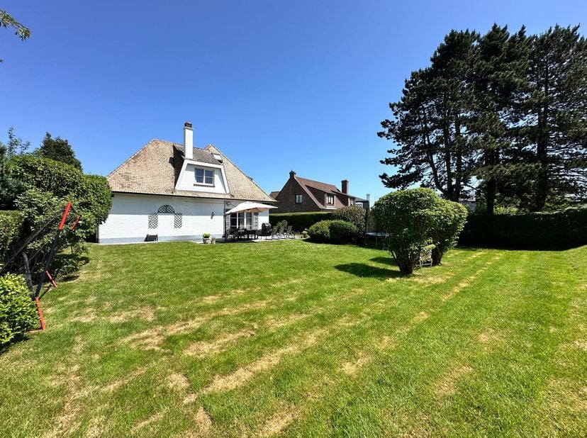 WATERLOO, wijk Versailles. Prachtige VILLA (5slpk/2badk/1dchk) van ± 257m². De woning bestaat uit een inkomhal met vestiaire en gastentoilet, een woon