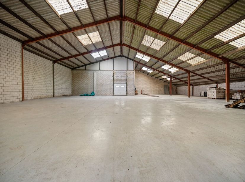 Deze te renoveren woning is gelegen in Hoegaarden en is een ideaal project voor mensen die wonen en ruimte willen combineren. De bewoonbare oppervlakt