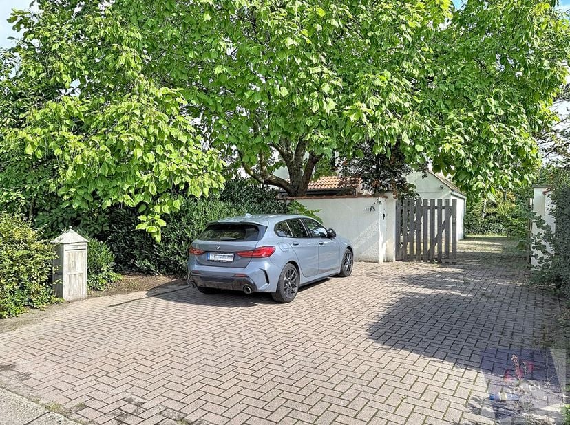 Bent u op zoek naar een ruime open bebouwing met een praktische indeling, voldoende parkeergelegenheid en een aangename tuin? Dan is deze woning aan d