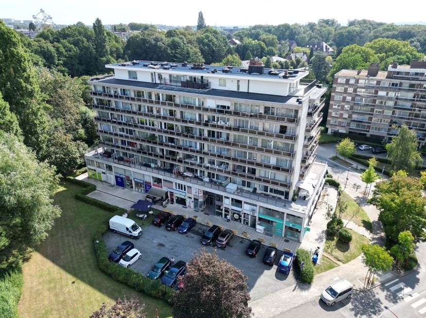 In de Henri Liebrechtlaan 74 bus 14 te Jette bevindt zich dit verzorgd appartement van ca. 60 m², gelegen op de tweede verdieping van een gebouw met l