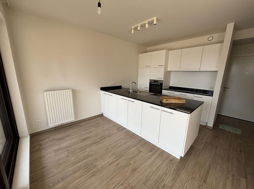 Rustig en heel netjes instapklaar appartement met zonnepanelen, 2 ondergrondse parkeerplaatsen inbegrepen, grote berging en 2 fietsenstallingen in res