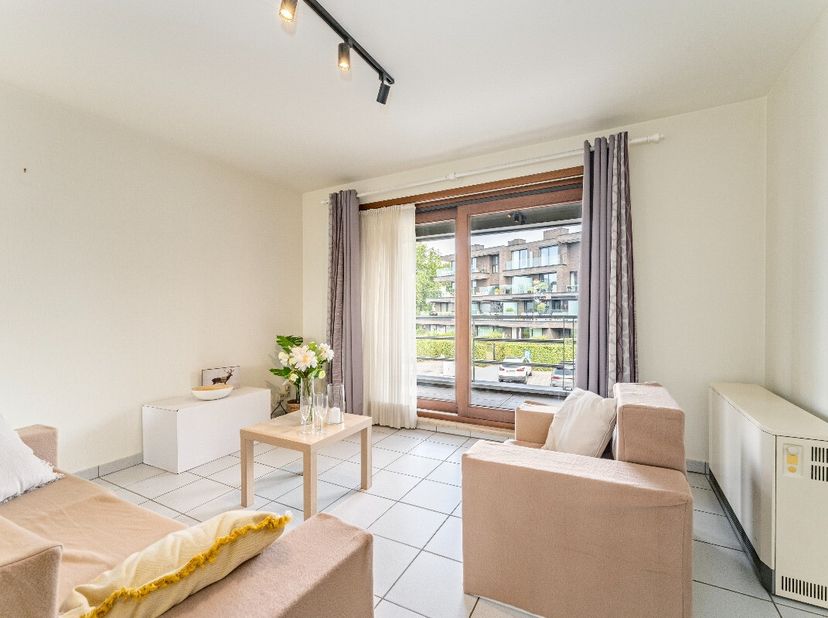 Ruim appartement in het centrum van Waregem met terras en garage. Dit appartement combineert een centrale ligging met een praktische indeling en vlott