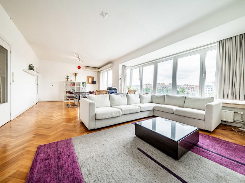 We Invest Liège et Léa ont le plaisir de vous proposer à la vente cet appartement 3 chambres situé sur le Quai Marcellis à Liège.<br />
Situé au 5ᵉ ét