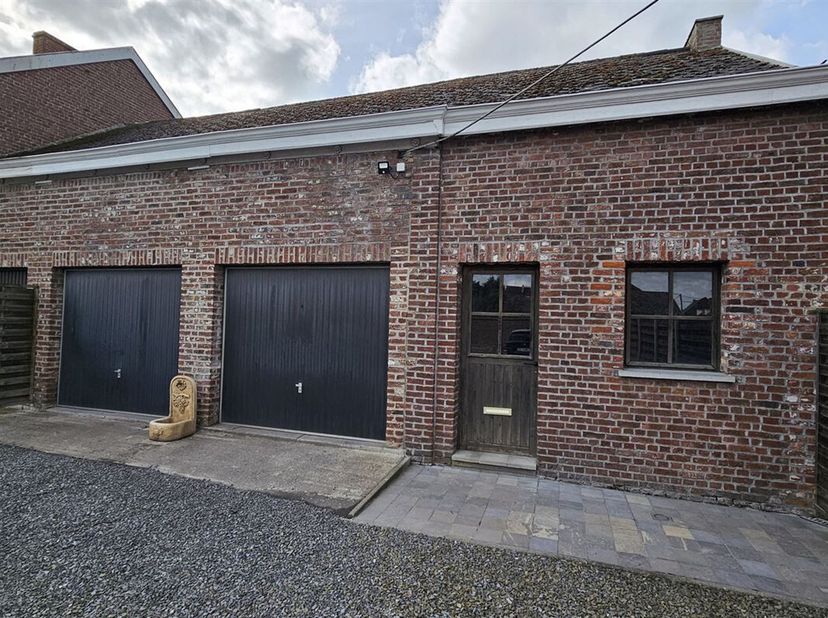 Il est éventuellement possible d'établir une habitation 2 chambres moyennant permis à charge de l'acquéreur.<br />
Petit entrepôt de +/- 65 m² avec gr