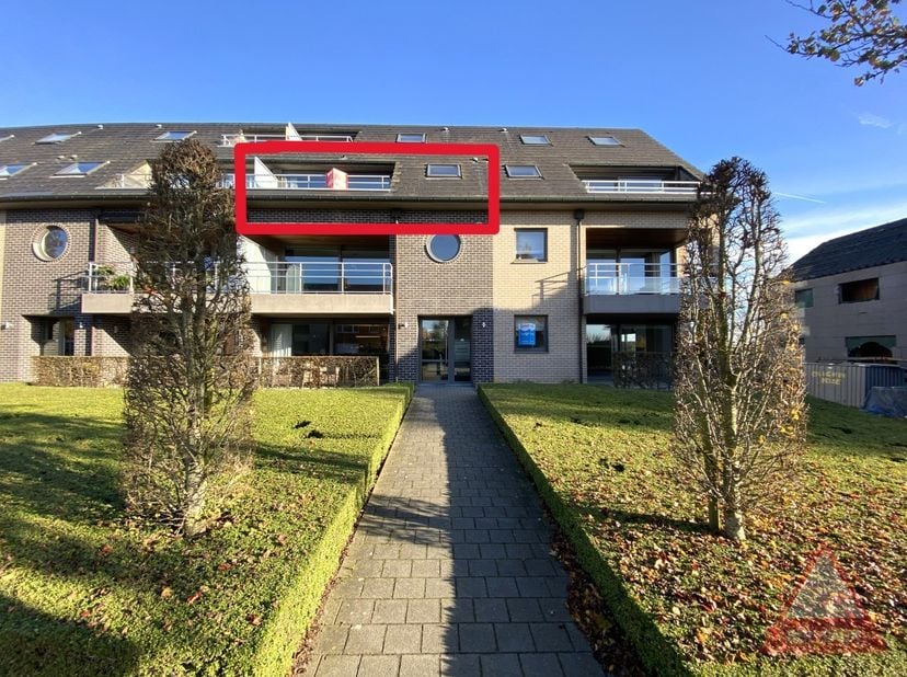 Dit appartement bevindt zich in de Statiestraat in Passendale, op een centrale maar rustige ligging vlak bij het centrum.<br />
Winkels, bakker, slage