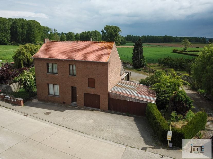 Charmante woning met twee ruime stallen op een perceel van 45a 23ca, rustig gelegen in Gutshoven.<br />
<br />
Bij het betreden van de woning komt u t