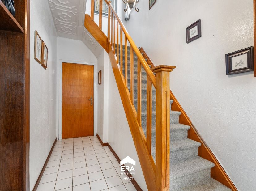 À vendre : maison semi-ouverte à Hechtel-Eksel, située sur la Lommelsebaan, offrant une vue dégagée sur les prairies et un environnement verdoyant. Co